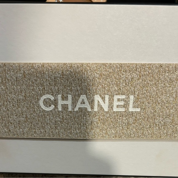 Les Symboles De Chanel Les Perles Oversized Illuminating Powder Pearly White LE - Picture 13 of 15